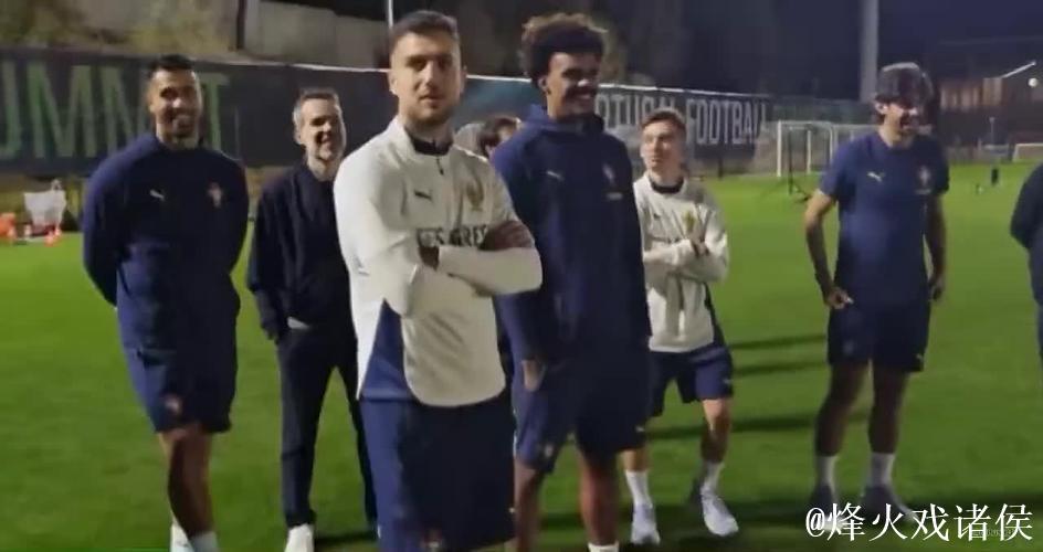 C罗挑战机器人守门员,射门频频被挡出,最后抓住漏洞进球 C罗挑战机器人守门员,射门频频被挡出,最后抓住漏洞进球