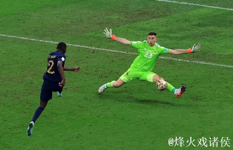 梅西和小球员，足球世界杯